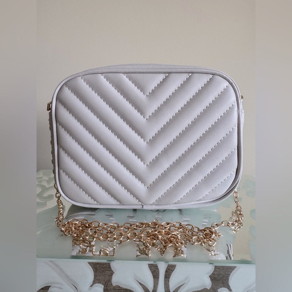 Crossbody Gray Chevron Quilted Shoulder Bag Purse EUC Faux Leather Gold Chain